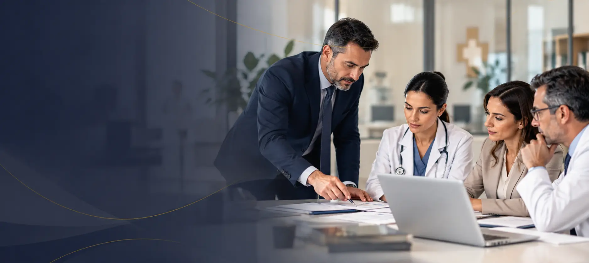 Profesionales de la salud y asesor jurídico revisando documentos durante un proceso de convalidación en Colombia